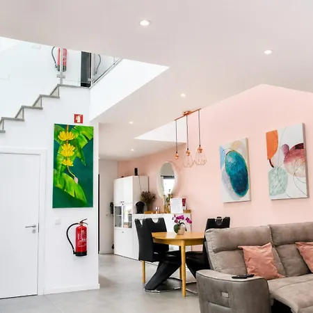 Casa Elegante T3 Moderna 2 Suítes, Jardim E Garagem Privados * Olhão