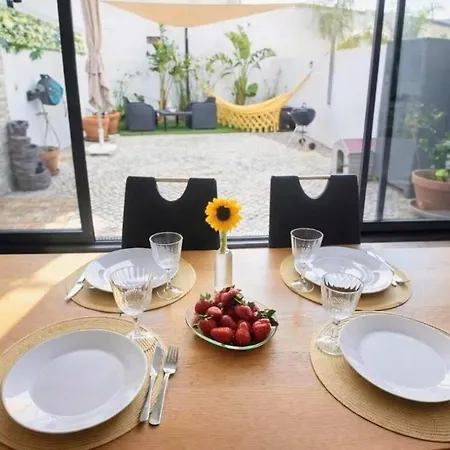 Holiday home Casa Elegante V3 Moderna 2 Suites, Jardim E Garagem Privados