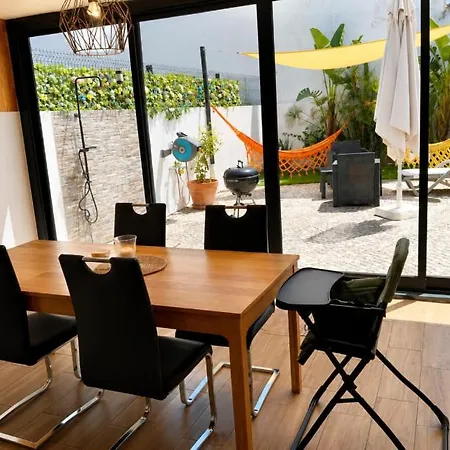 Casa de Férias Casa Elegante T3 Moderna 2 Suítes, Jardim E Garagem Privados