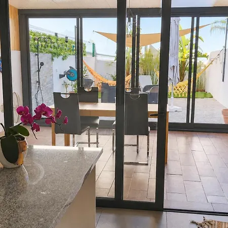 Casa Elegante V3 Moderna 2 Suites, Jardim E Garagem Privados Holiday home