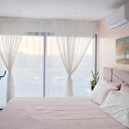 Casa Elegante V3 Moderna 2 Suites, Jardim E Garagem Privados Holiday home