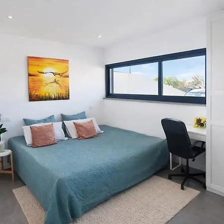 Casa Elegante T3 Moderna 2 Suítes, Jardim E Garagem Privados *
