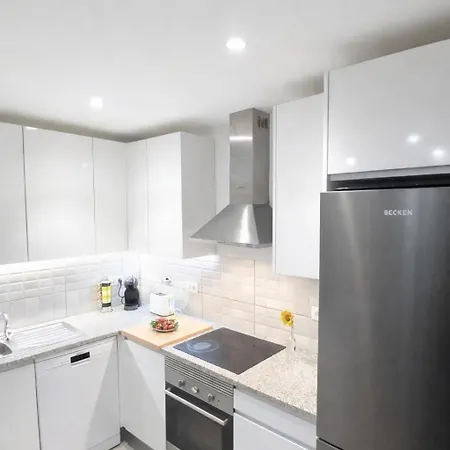 Casa Elegante V3 Moderna 2 Suites, Jardim E Garagem Privados Holiday home
