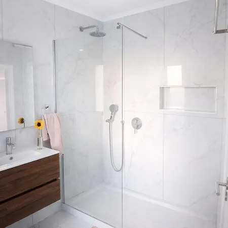 Casa Elegante V3 Moderna 2 Suites, Jardim E Garagem Privados